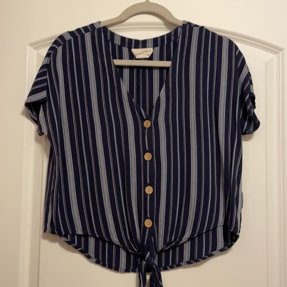 Cute short sleeve button up and cute tie in front